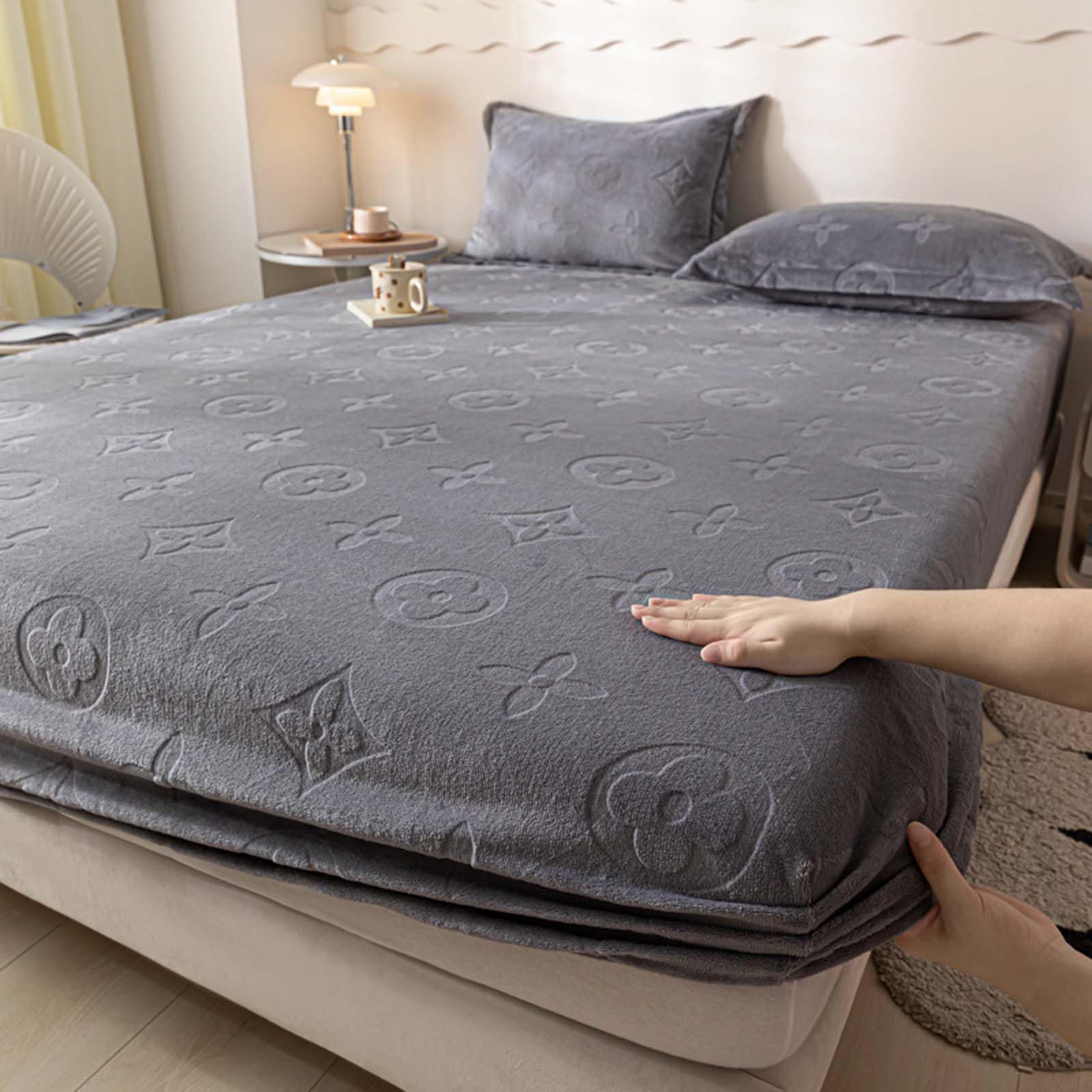 Velvet Fitted Sheet - Winter Plush Super Soft Thickened Coral Fleece Mattress Protector Cover, Ultra Cozy Thermal Bed Sheet for Cold Weather, Single Piece Queen/King Size