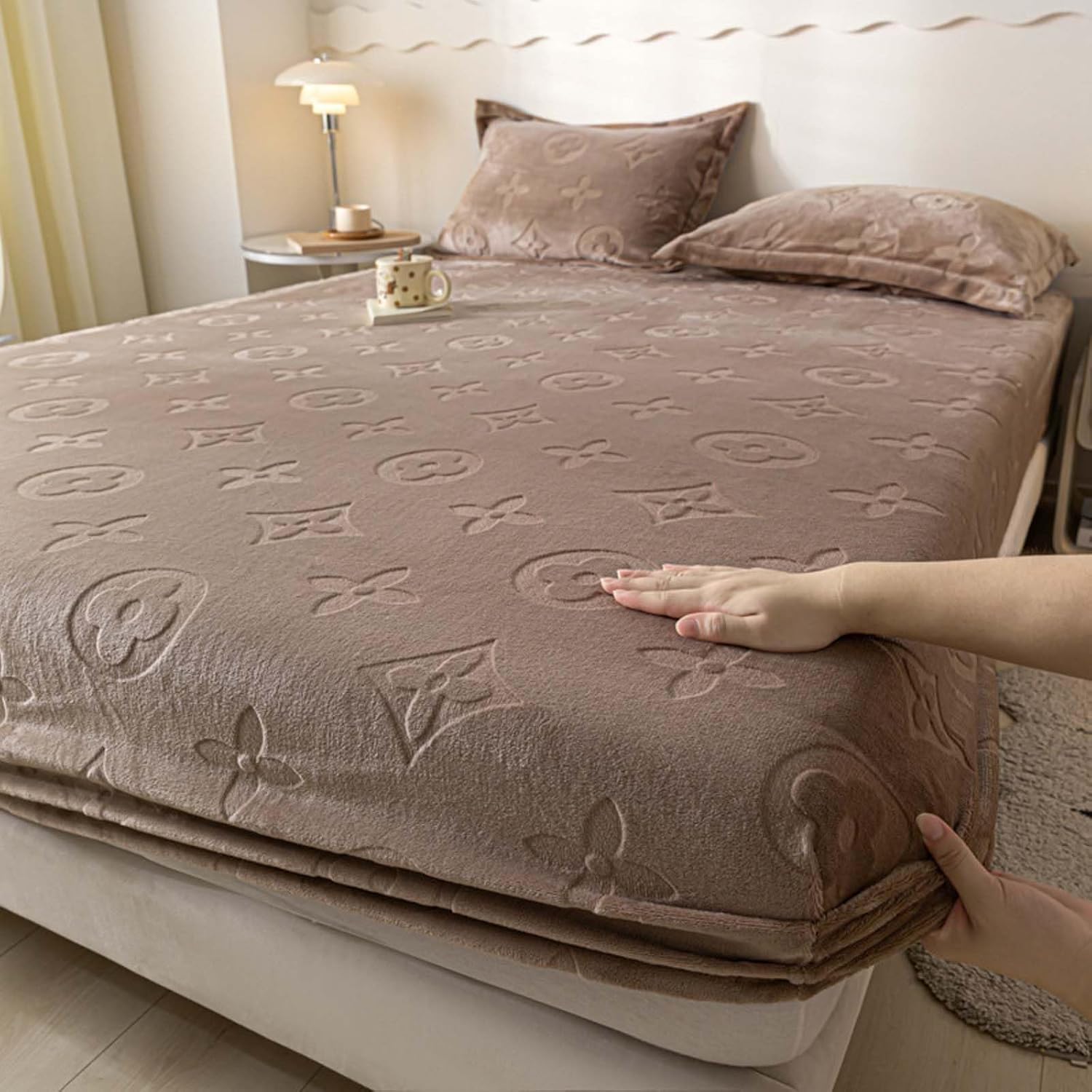 Velvet Fitted Sheet - Winter Plush Super Soft Thickened Coral Fleece Mattress Protector Cover, Ultra Cozy Thermal Bed Sheet for Cold Weather, Single Piece Queen/King Size