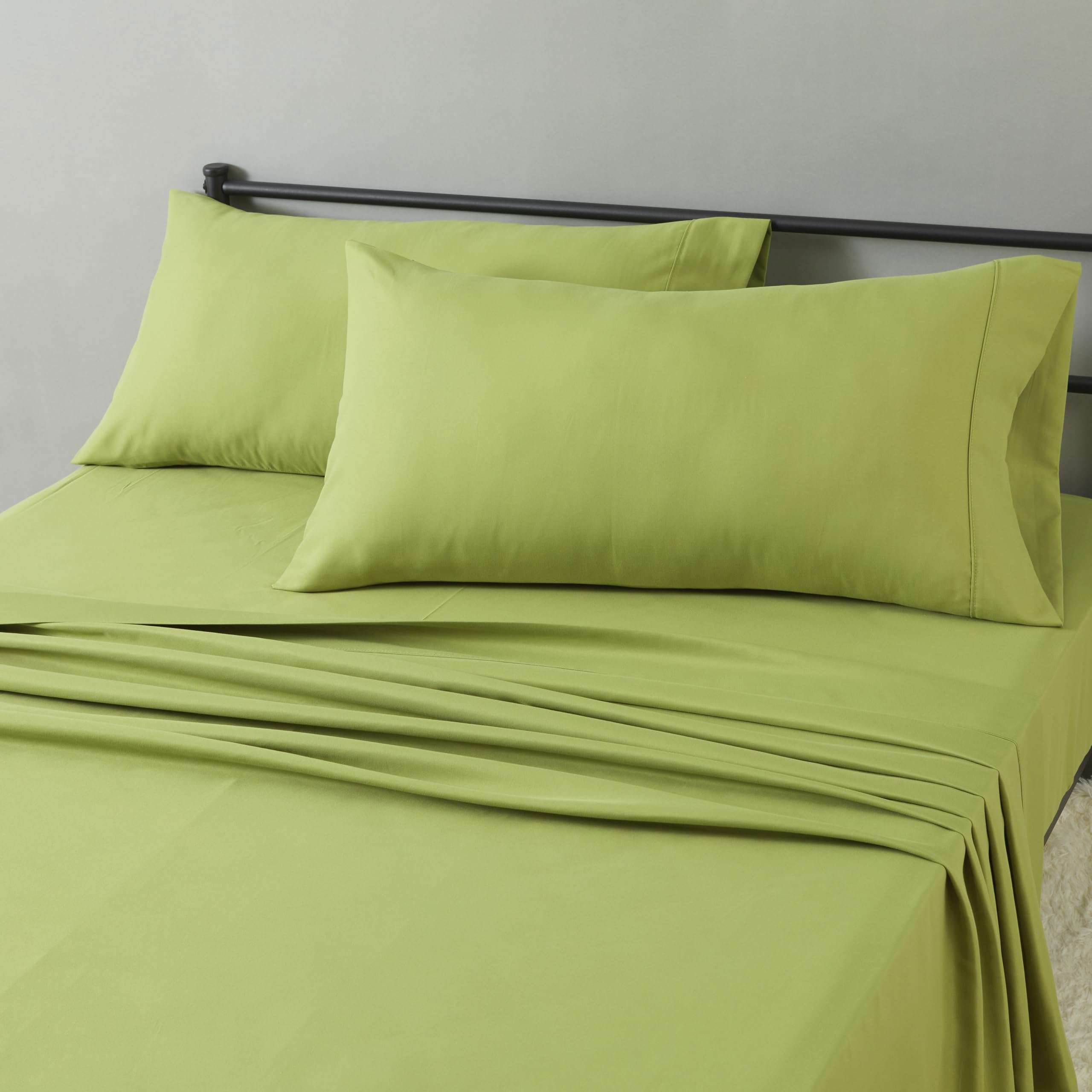 Amazon Basics Breathable, Wrinkle Free Lightweight Microfiber 4-Piece Bed Sheet Set with 14-Inch Deep Pockets, Includes Comfortable Pillowcases, Queen, Peachy Coral, Solid