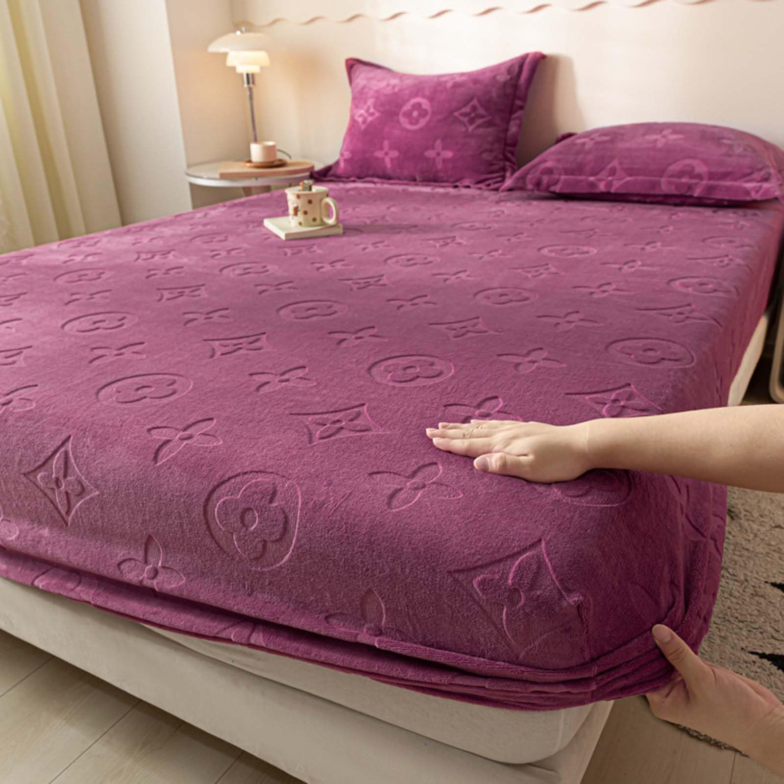 Velvet Fitted Sheet - Winter Plush Super Soft Thickened Coral Fleece Mattress Protector Cover, Ultra Cozy Thermal Bed Sheet for Cold Weather, Single Piece Queen/King Size