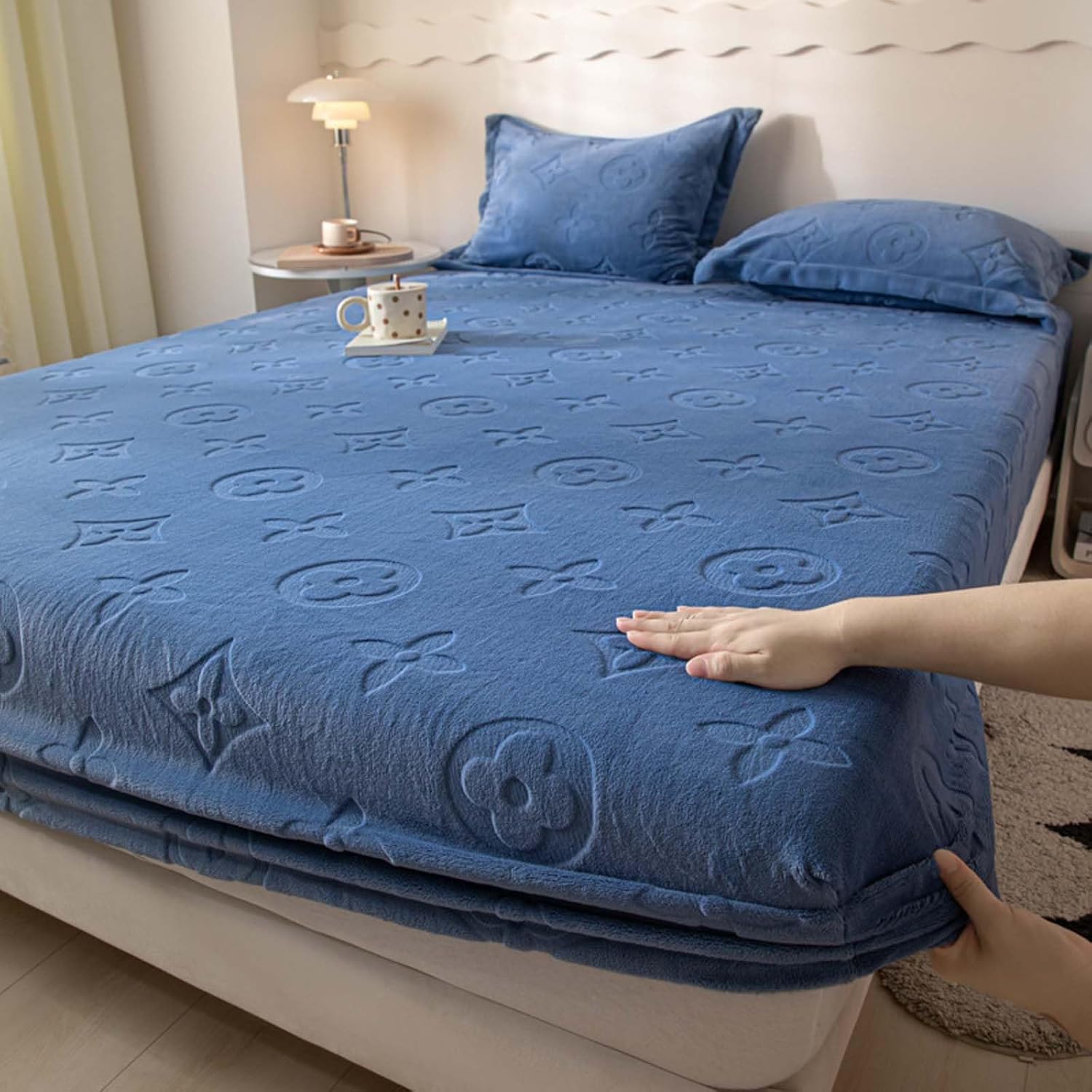 Velvet Fitted Sheet - Winter Plush Super Soft Thickened Coral Fleece Mattress Protector Cover, Ultra Cozy Thermal Bed Sheet for Cold Weather, Single Piece Queen/King Size