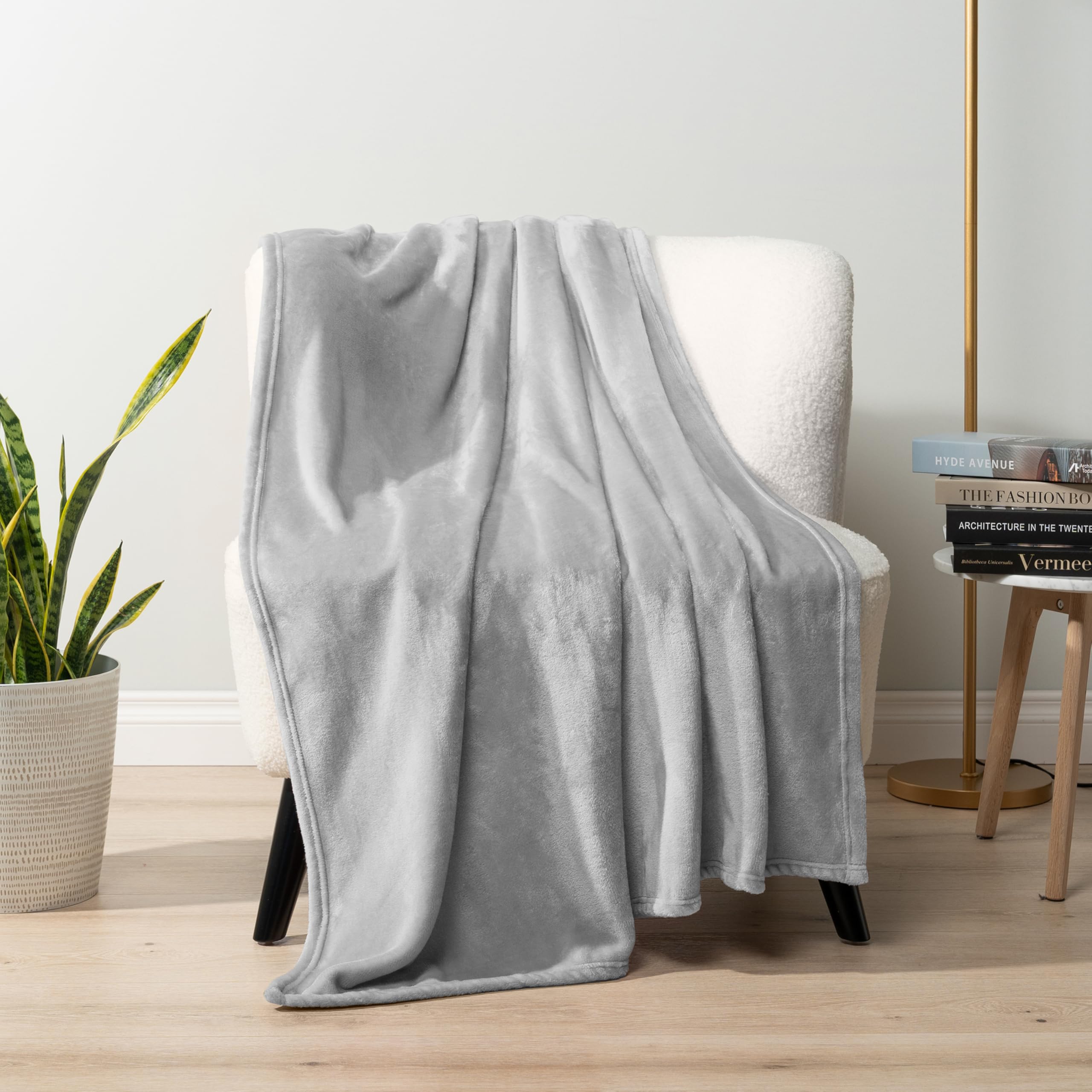 PAVILIA Orange Fleece Throw Blanket for Couch, Coral Peach Soft Fuzzy Fall Flannel Throw for Sofa, Luxury Plush Microfiber Bed Blanket, Cozy Home Halloween Velvet Gift Blanket, 50x60