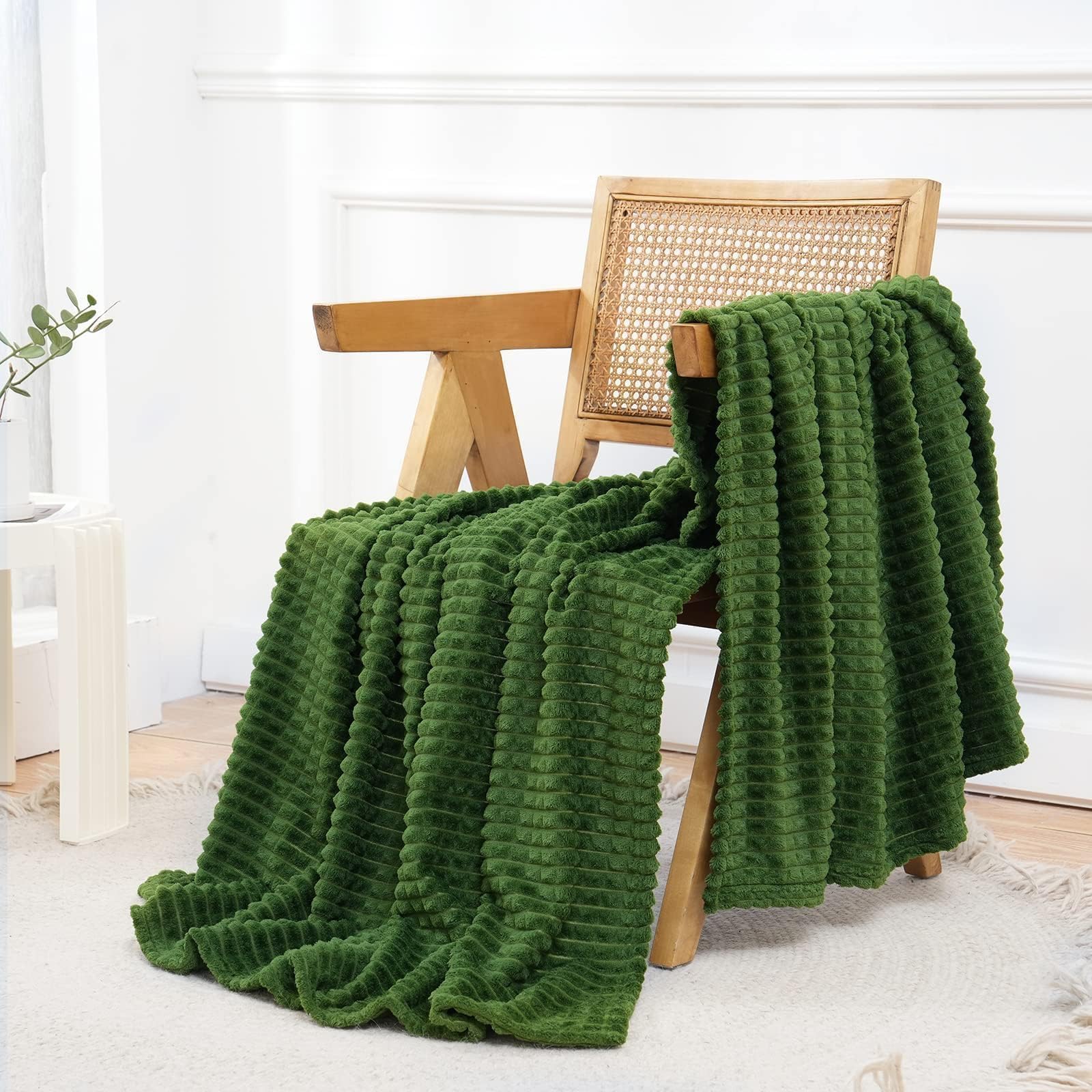 Simple&Opulence Coral Red Throw Blanket for Couch-Super Soft Fluffy Blankets for Women 50x70 Inches Cozy Lightweight Fleece Blanket for Home Decor