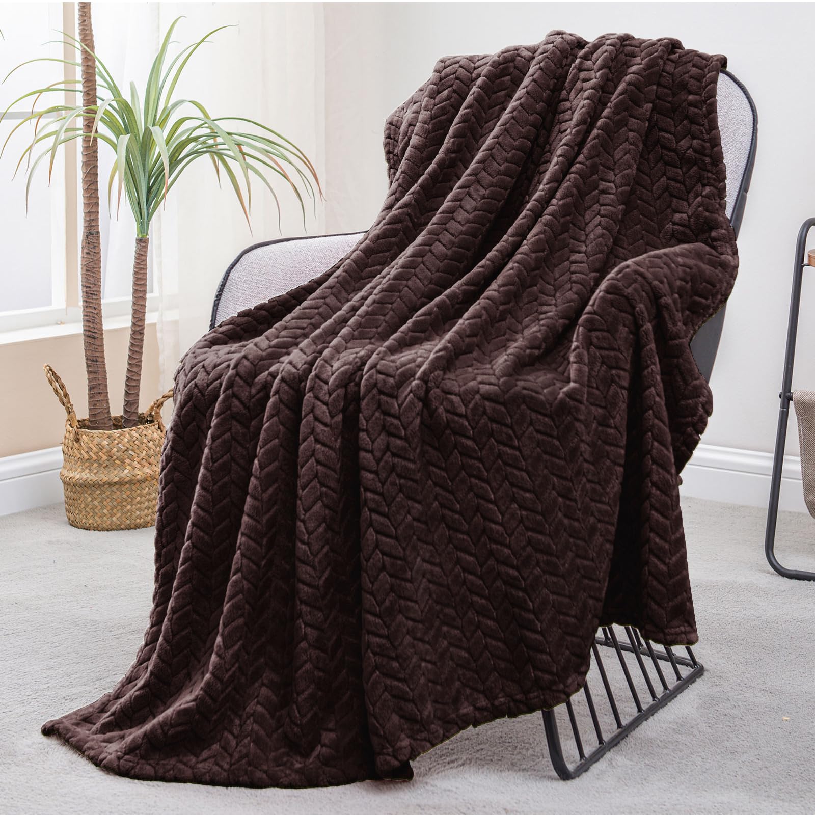 Exclusivo Mezcla Fleece Throw Blanket for Couch Sofa Bedroom, Soft Fuzzy Plush Warm Lightweight Jacquard Flannel Throws for Women, 50x70 Inches, Pink