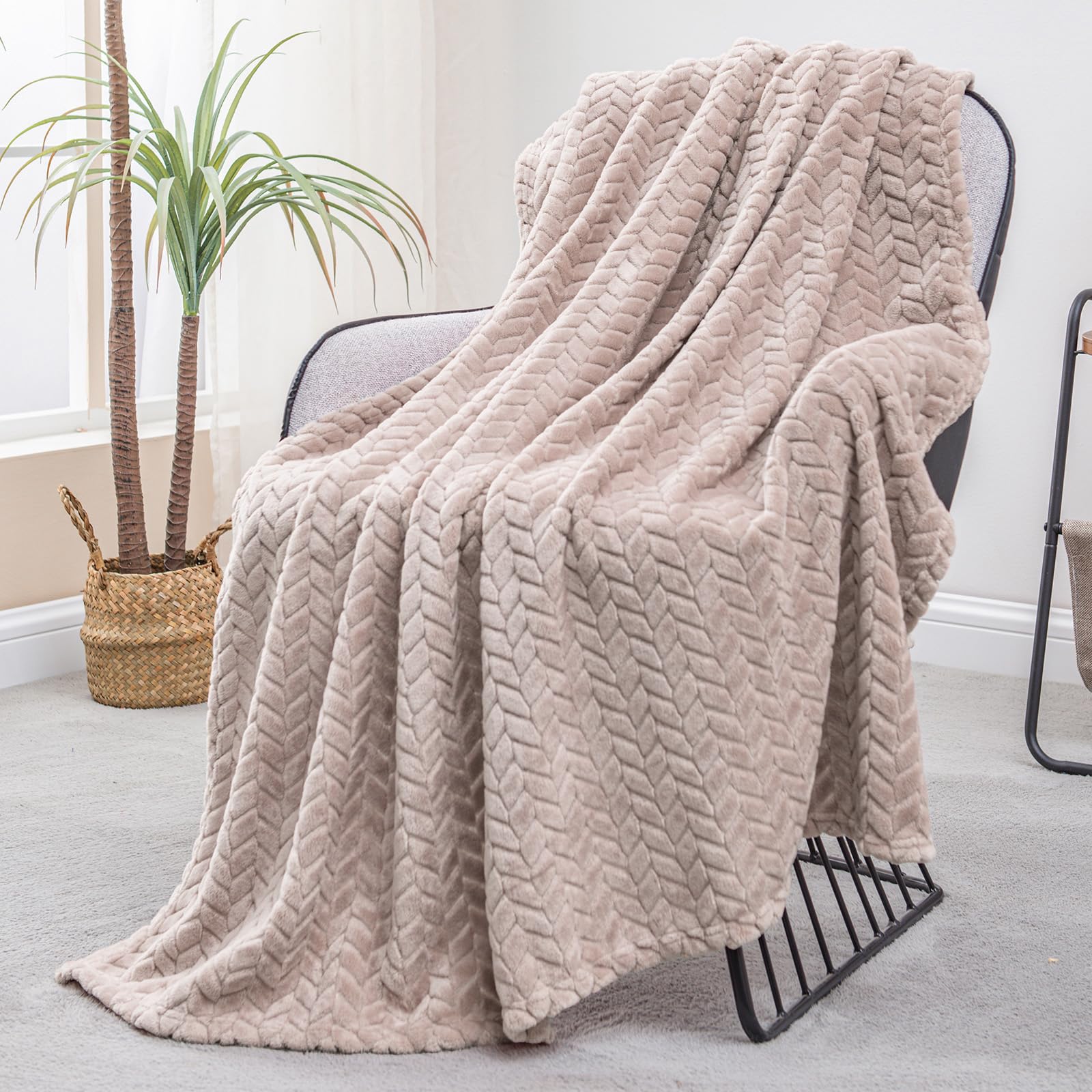 Exclusivo Mezcla Fleece Throw Blanket for Couch Sofa Bedroom, Soft Fuzzy Plush Warm Lightweight Jacquard Flannel Throws for Women, 50x70 Inches, Pink