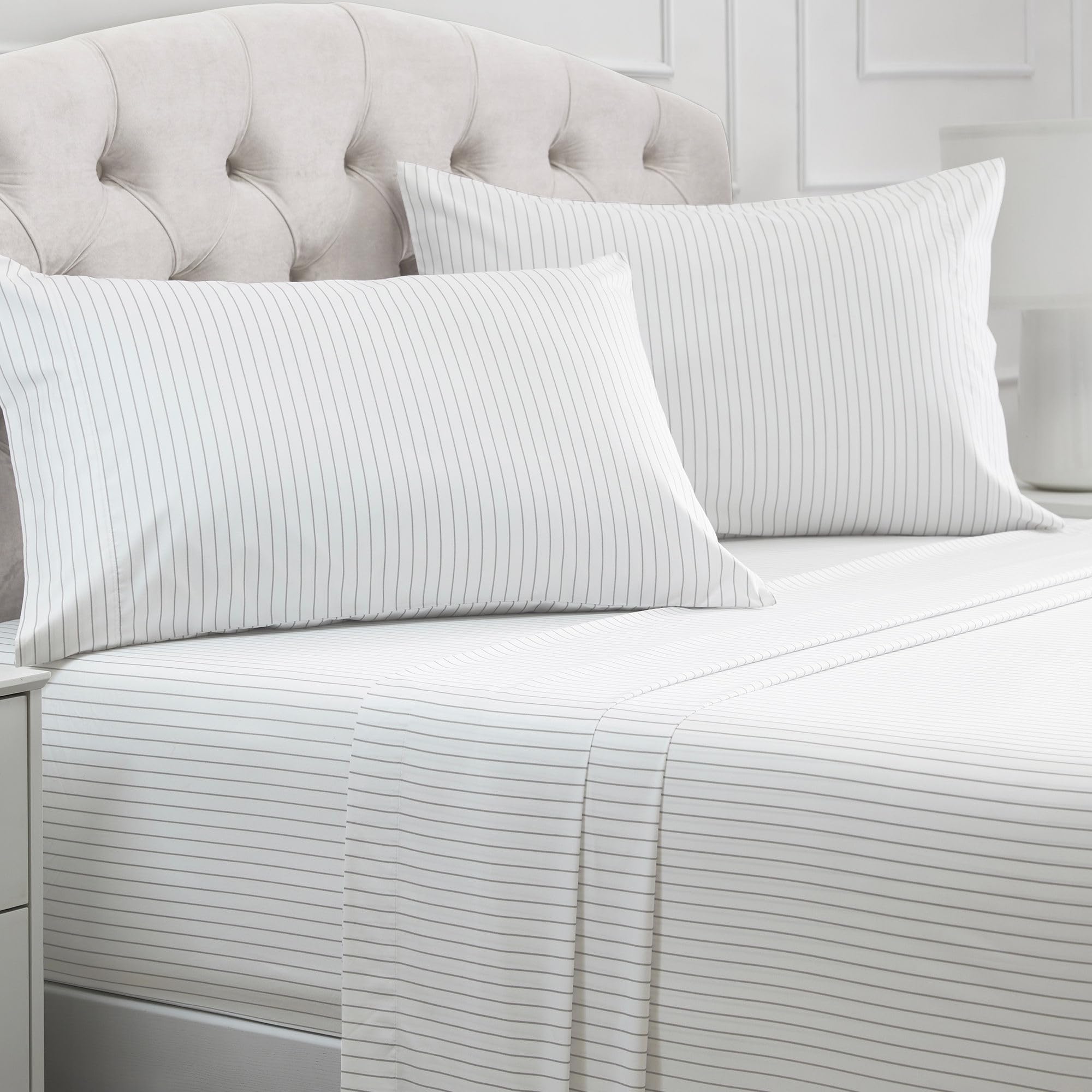 Mellanni Queen Sheets Set - 4 PC Iconic Collection Bedding - Hotel Luxury, Extra Soft, Cooling Bed Sheets - Wrinkle, Fade, Stain Resistant (Queen, White)