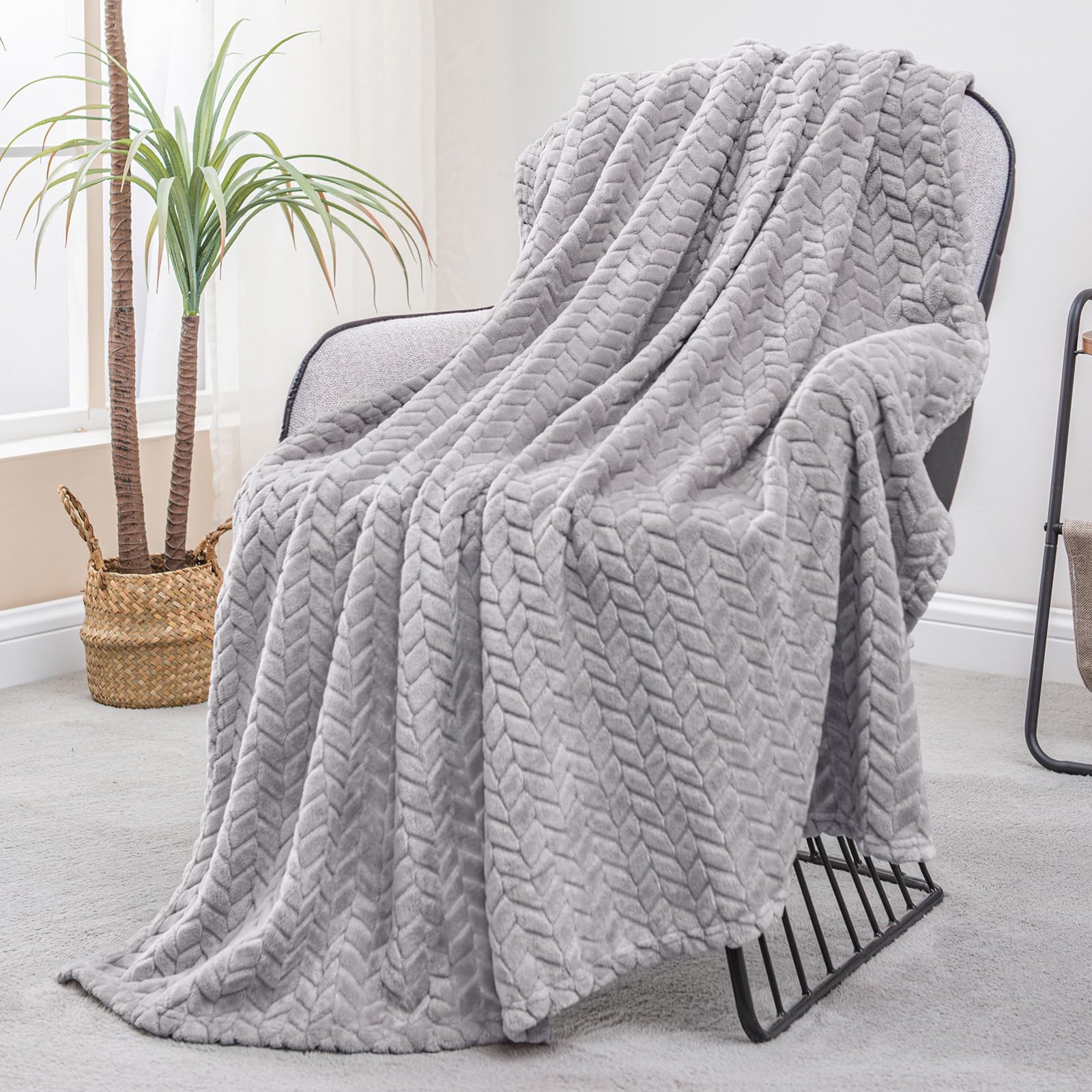 Exclusivo Mezcla Fleece Throw Blanket for Couch Sofa Bedroom, Soft Fuzzy Plush Warm Lightweight Jacquard Flannel Throws for Women, 50x70 Inches, Pink