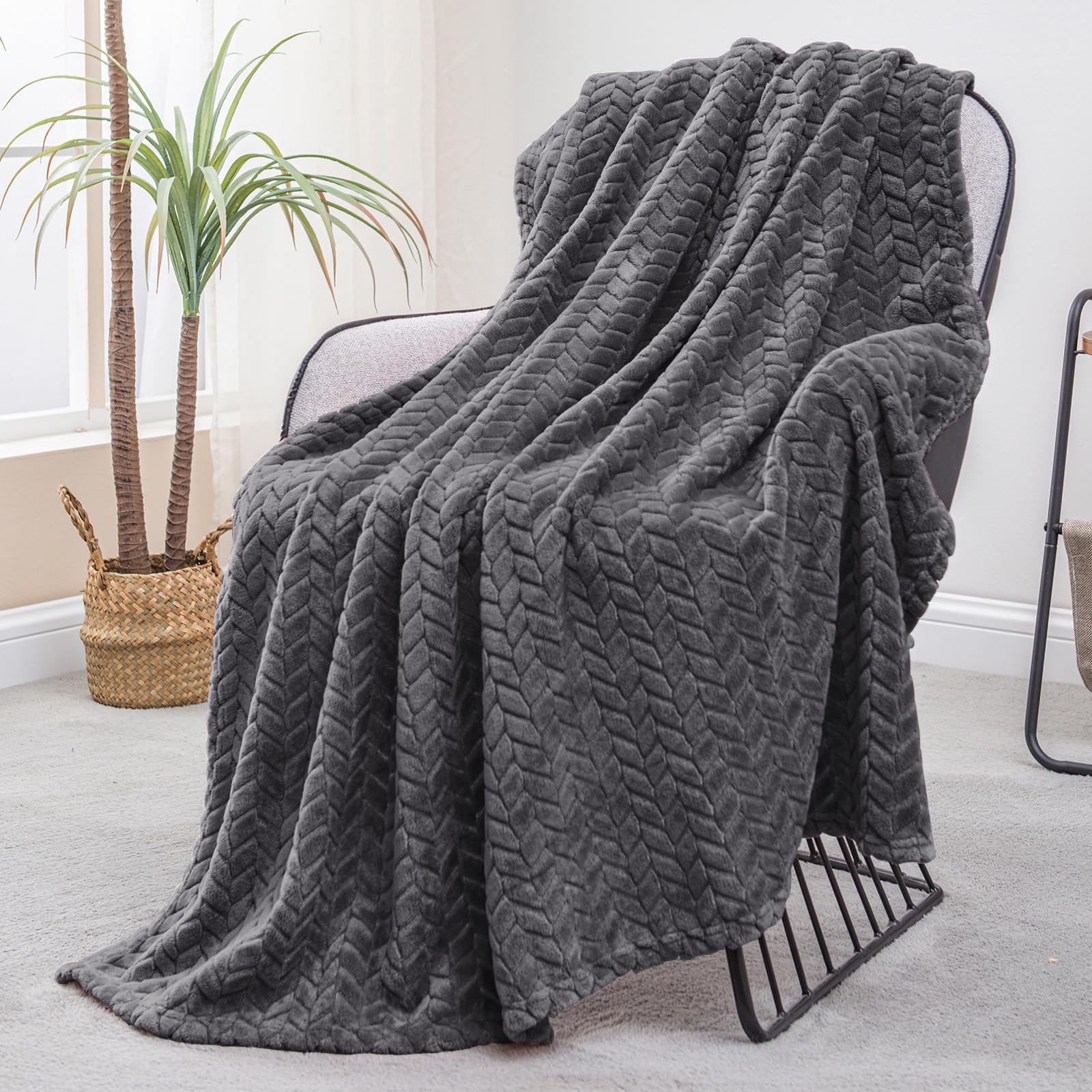 Exclusivo Mezcla Fleece Throw Blanket for Couch Sofa Bedroom, Soft Fuzzy Plush Warm Lightweight Jacquard Flannel Throws for Women, 50x70 Inches, Pink
