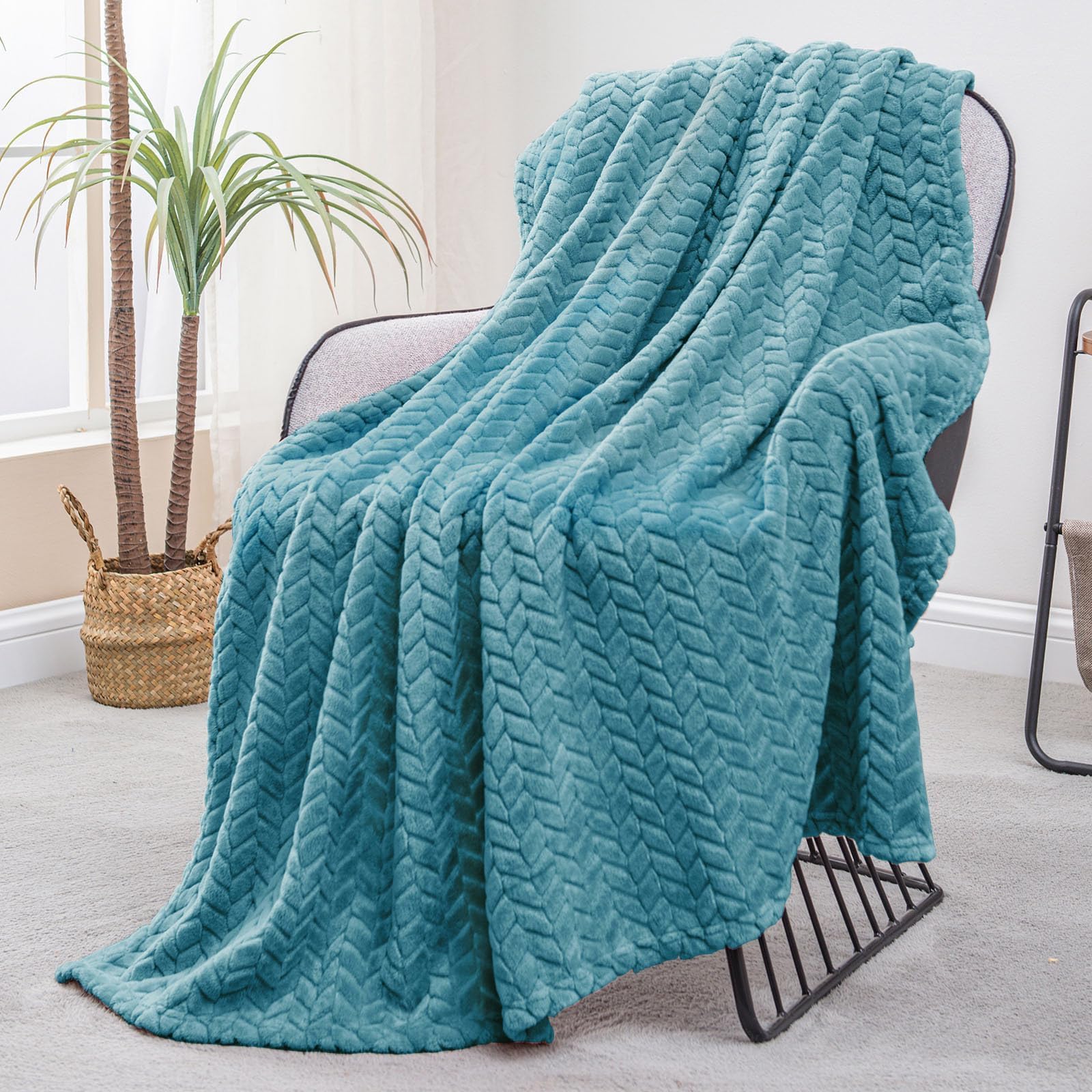 Exclusivo Mezcla Fleece Throw Blanket for Couch Sofa Bedroom, Soft Fuzzy Plush Warm Lightweight Jacquard Flannel Throws for Women, 50x70 Inches, Pink