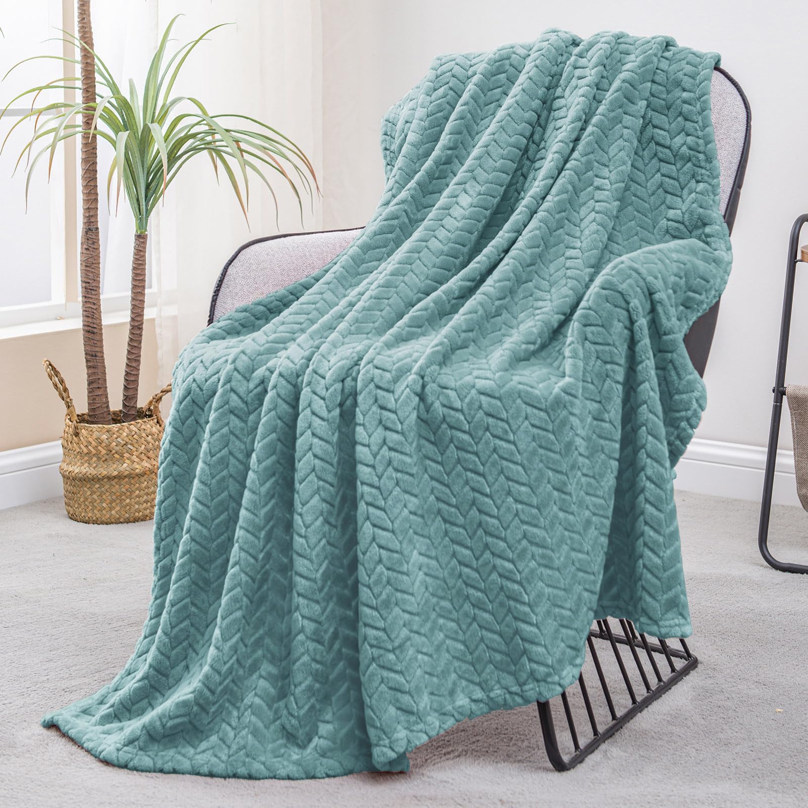 Exclusivo Mezcla Fleece Throw Blanket for Couch Sofa Bedroom, Soft Fuzzy Plush Warm Lightweight Jacquard Flannel Throws for Women, 50x70 Inches, Pink