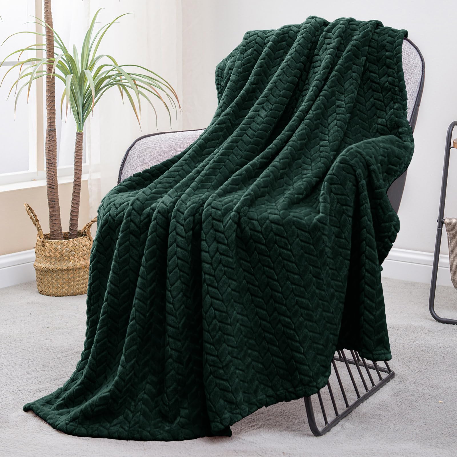 Exclusivo Mezcla Fleece Throw Blanket for Couch Sofa Bedroom, Soft Fuzzy Plush Warm Lightweight Jacquard Flannel Throws for Women, 50x70 Inches, Pink