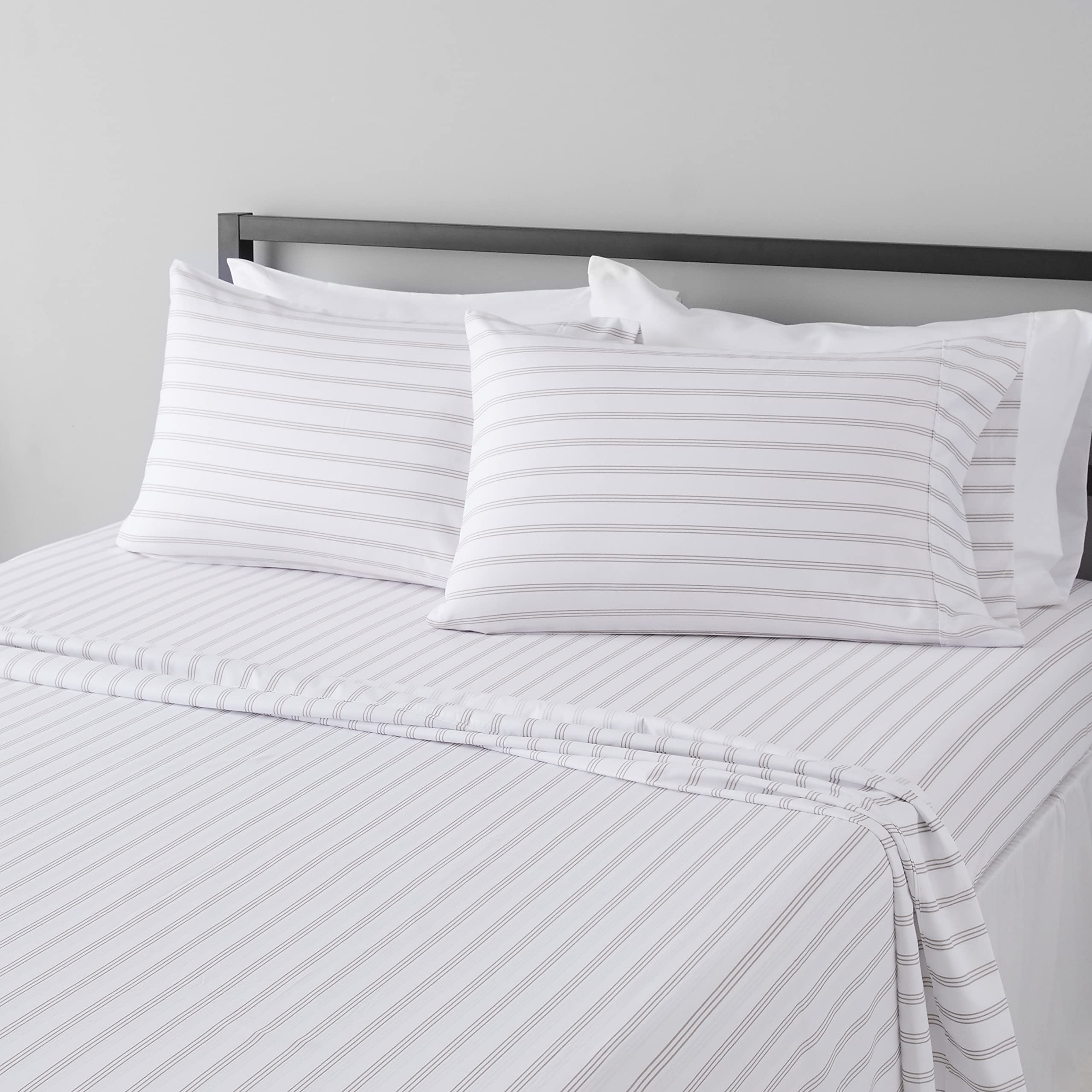 Amazon Basics Breathable, Wrinkle Free Lightweight Microfiber 4-Piece Bed Sheet Set with 14-Inch Deep Pockets, Includes Comfortable Pillowcases, Queen, Peachy Coral, Solid