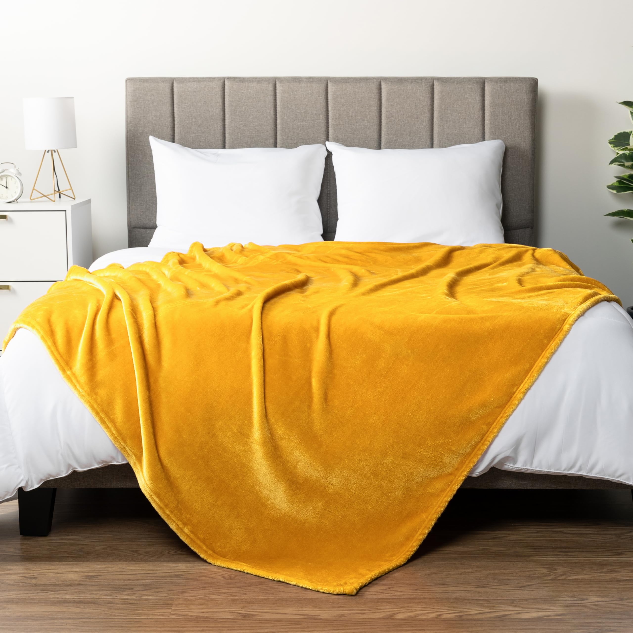 PAVILIA Orange Fleece Throw Blanket for Couch, Coral Peach Soft Fuzzy Fall Flannel Throw for Sofa, Luxury Plush Microfiber Bed Blanket, Cozy Home Halloween Velvet Gift Blanket, 50x60