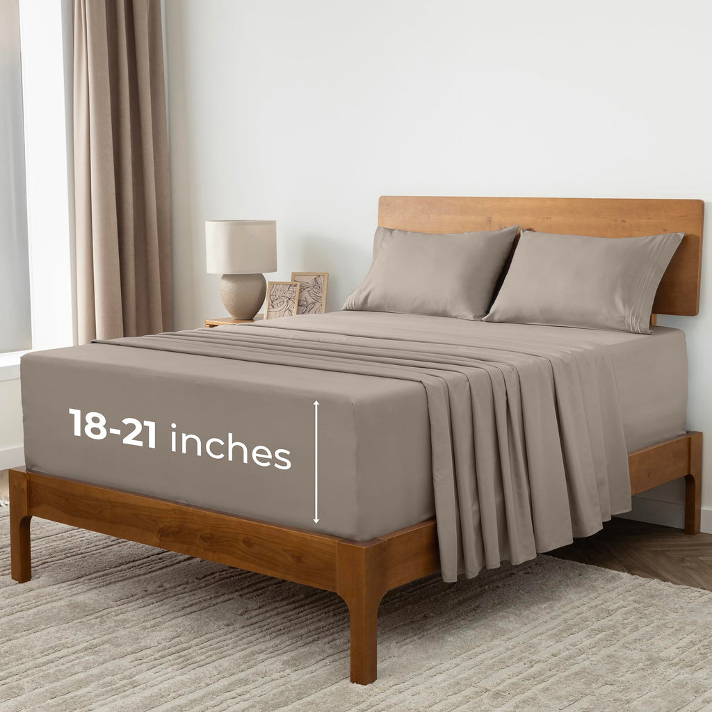 Mellanni Queen Sheets Set - 4 PC Iconic Collection Bedding - Hotel Luxury, Extra Soft, Cooling Bed Sheets - Wrinkle, Fade, Stain Resistant (Queen, White)