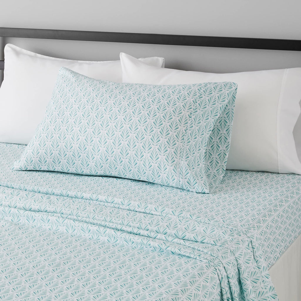 Amazon Basics Breathable, Wrinkle Free Lightweight Microfiber 4-Piece Bed Sheet Set with 14-Inch Deep Pockets, Includes Comfortable Pillowcases, Queen, Peachy Coral, Solid