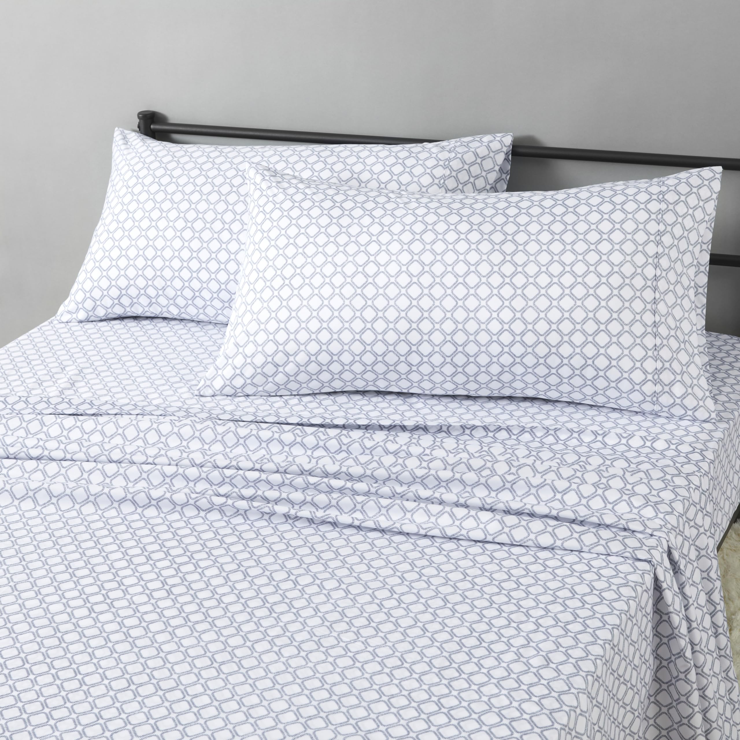 Amazon Basics Breathable, Wrinkle Free Lightweight Microfiber 4-Piece Bed Sheet Set with 14-Inch Deep Pockets, Includes Comfortable Pillowcases, Queen, Peachy Coral, Solid