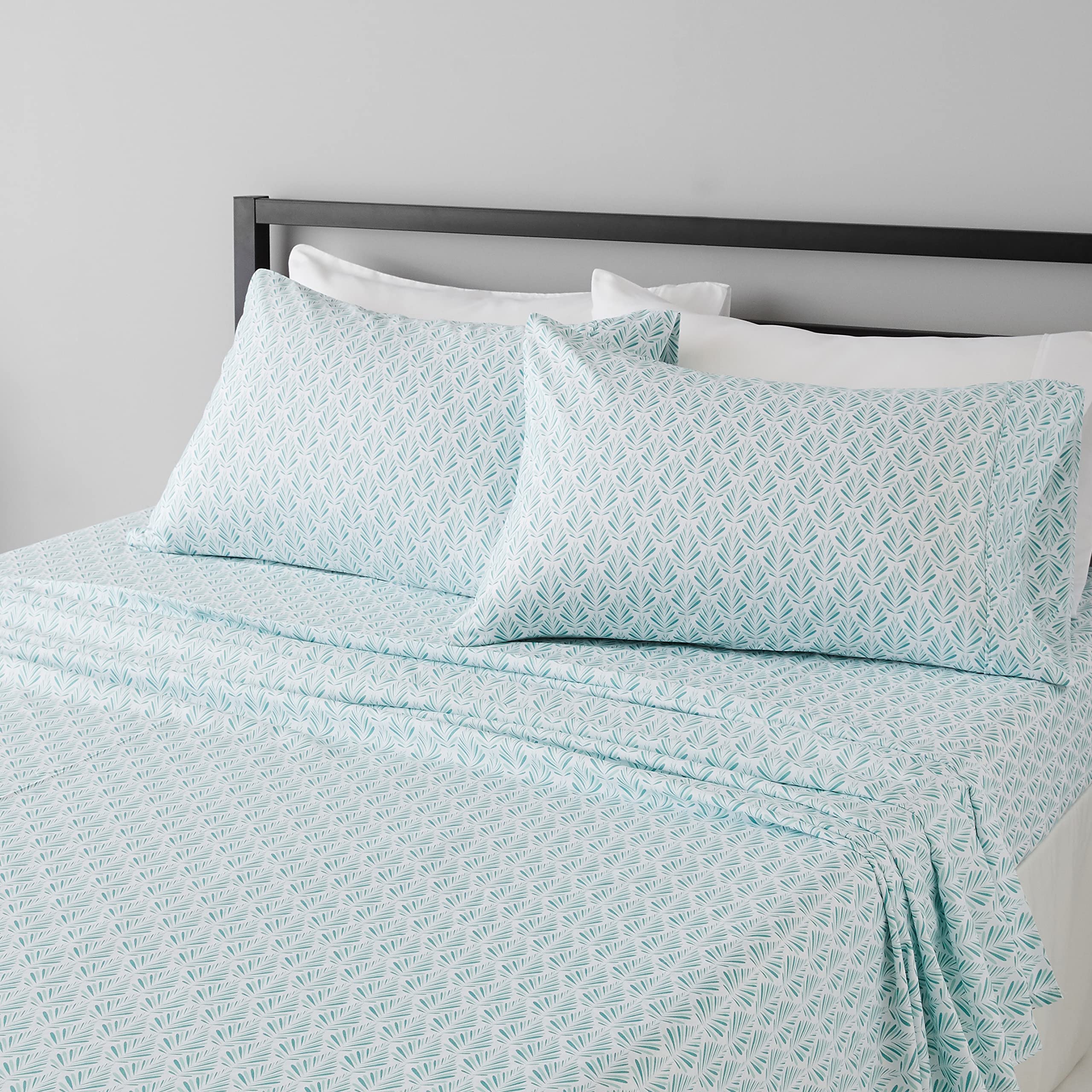 Amazon Basics Breathable, Wrinkle Free Lightweight Microfiber 4-Piece Bed Sheet Set with 14-Inch Deep Pockets, Includes Comfortable Pillowcases, Queen, Peachy Coral, Solid