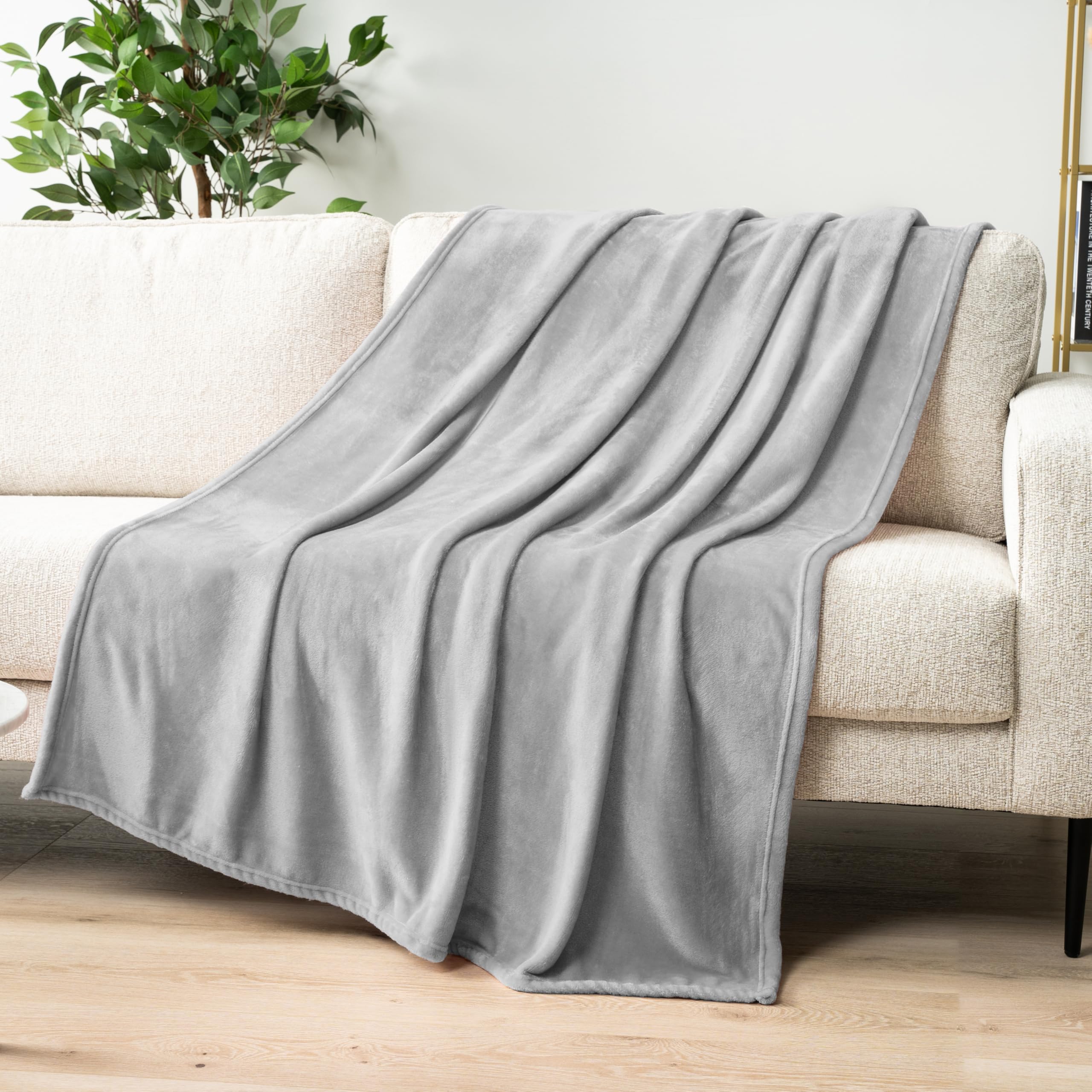 PAVILIA Orange Fleece Throw Blanket for Couch, Coral Peach Soft Fuzzy Fall Flannel Throw for Sofa, Luxury Plush Microfiber Bed Blanket, Cozy Home Halloween Velvet Gift Blanket, 50x60