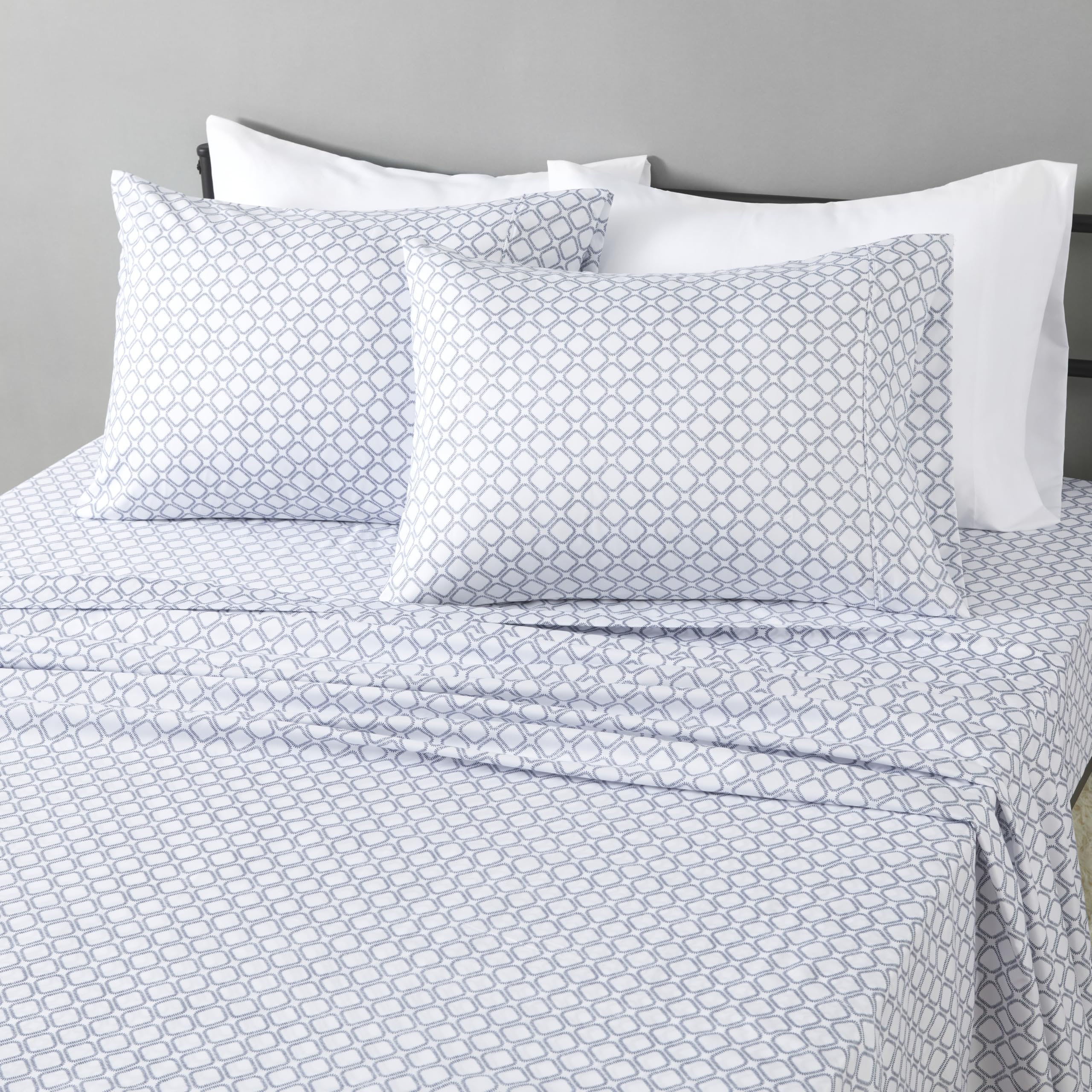 Amazon Basics Breathable, Wrinkle Free Lightweight Microfiber 4-Piece Bed Sheet Set with 14-Inch Deep Pockets, Includes Comfortable Pillowcases, Queen, Peachy Coral, Solid