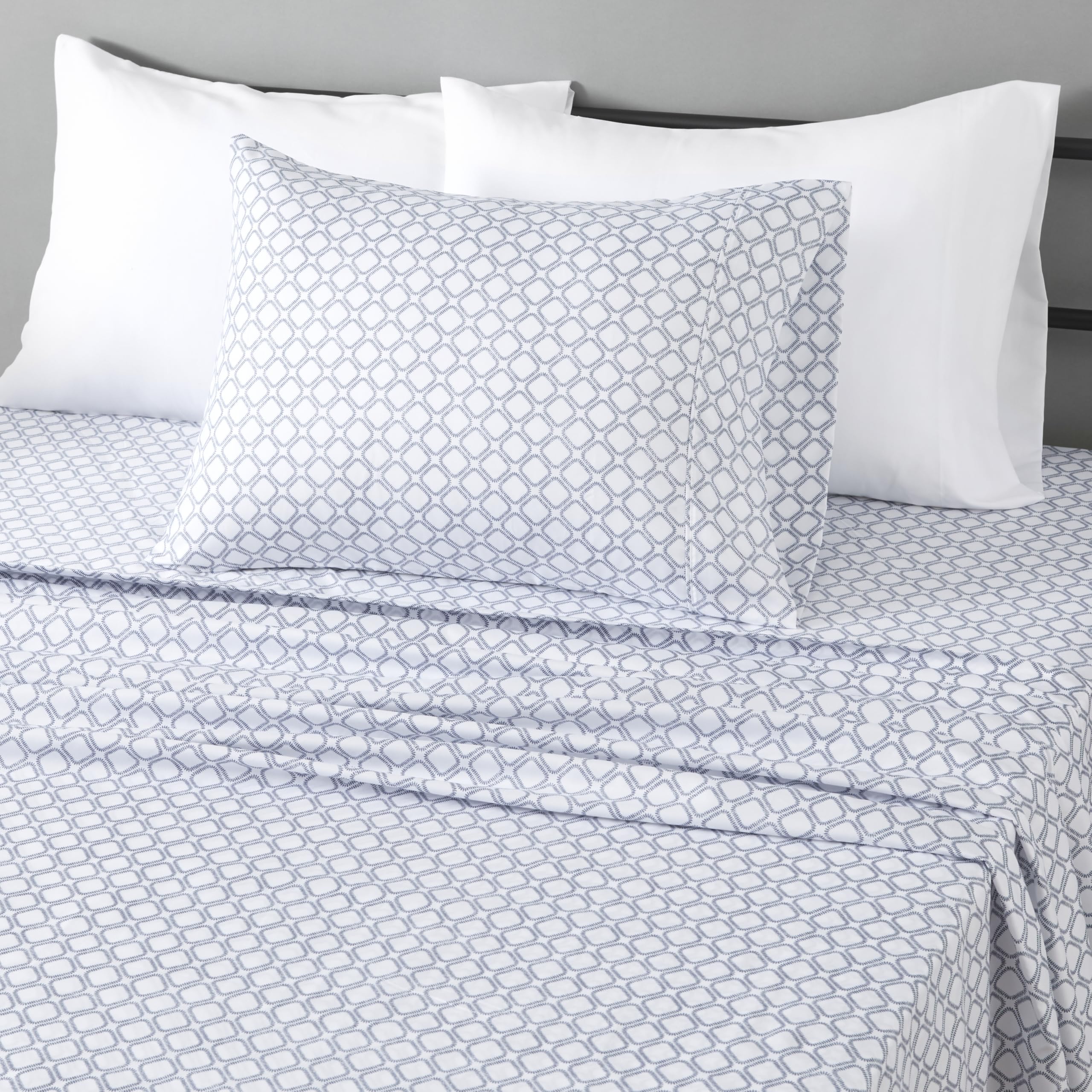 Amazon Basics Breathable, Wrinkle Free Lightweight Microfiber 4-Piece Bed Sheet Set with 14-Inch Deep Pockets, Includes Comfortable Pillowcases, Queen, Peachy Coral, Solid