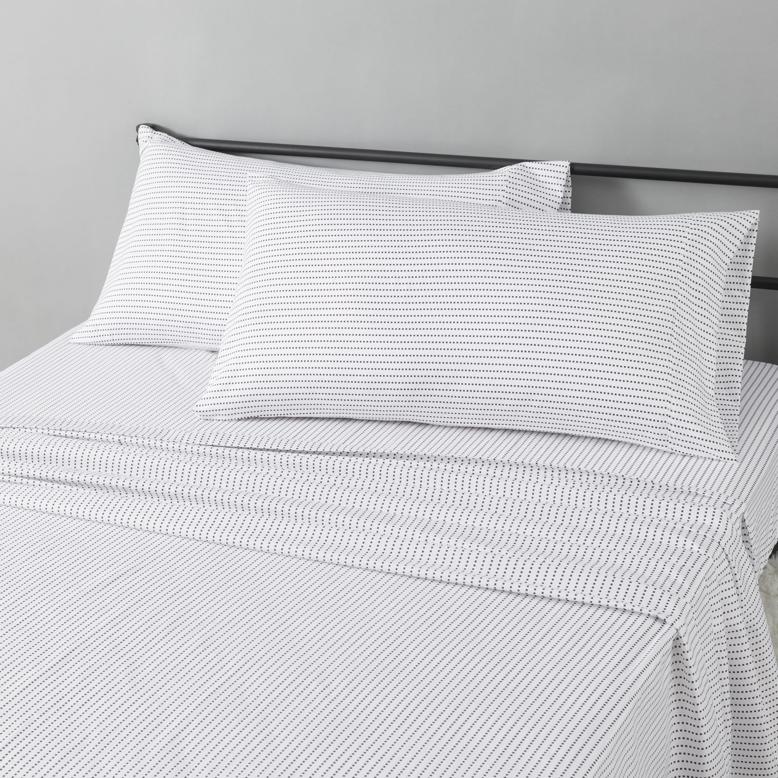 Amazon Basics Breathable, Wrinkle Free Lightweight Microfiber 4-Piece Bed Sheet Set with 14-Inch Deep Pockets, Includes Comfortable Pillowcases, Queen, Peachy Coral, Solid