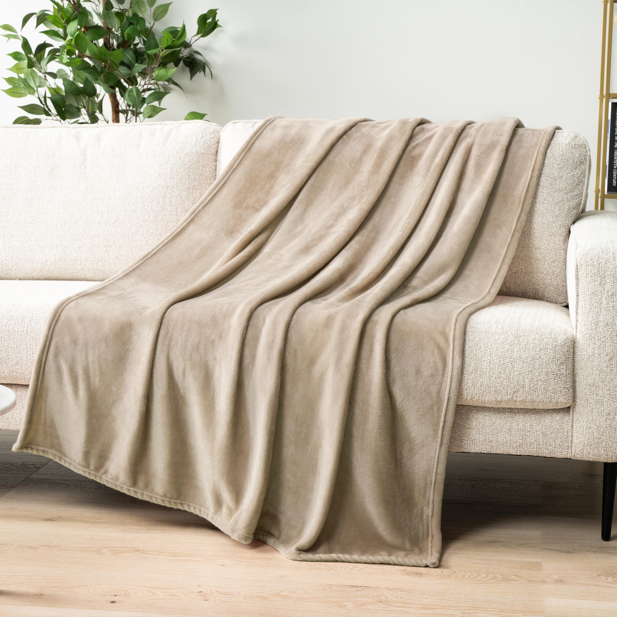 PAVILIA Orange Fleece Throw Blanket for Couch, Coral Peach Soft Fuzzy Fall Flannel Throw for Sofa, Luxury Plush Microfiber Bed Blanket, Cozy Home Halloween Velvet Gift Blanket, 50x60